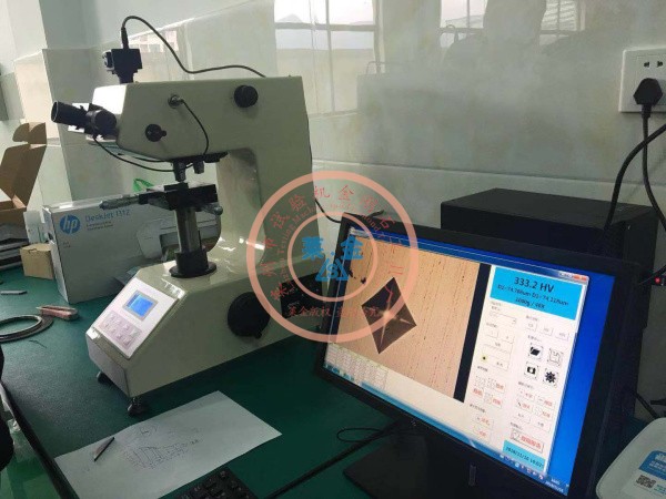 老客戶推薦新客戶選用我廠HVS-1000A型數顯顯微硬度計：現場安裝照片（圖像清晰質感、測試精度高）